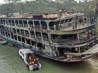 Incêndio em ferry boat mata 38