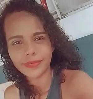 Homem mata mulher a facadas na frente da filha de 2 anos e foge