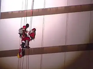 Papai Noel fica enroscado em prédio durante festa em Toledo