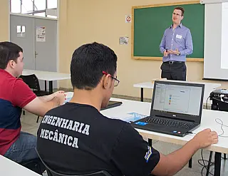 Wokshop ajuda futuros engenheiros a lidarem com simulação