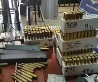 Polícia encontra arsenal de guerra e roupas militares em comércio