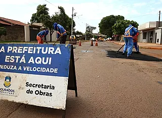 Moradores aprovam serviço de tapa-buracos em Dourados