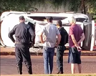VÍDEO: Carros batem e caminhonete capota no centro