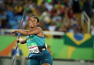 Porta-bandeira do Brasil, Shirlene Coelho conquista ouro no lançamento de dardo