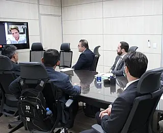 Alan tem audiência com Tereza