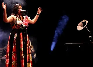 Cantora diz que conduzir a tocha é fator de inclusão