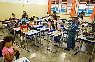 Alunos de escolas públicas de Campo Grande aprendem arte da confecção da viola de cocho pantaneira