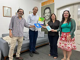 Elias Ishy visita instituto de Ana Moser
