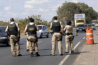 Tráfego de caminhões em rodovias durante feriados é restringido pela PRF