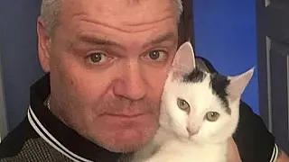 Gata arranha o rosto do dono, que dormia durante incêndio, e salva a vida dele