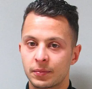 Homem suspeito dos atentados de Paris é julgado em Bruxelas