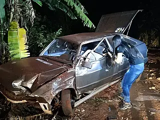 Homem capota carro em entrada de chácara e morre na madrugada