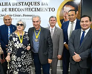 Reinaldo recebe medalha de reconhecimento
