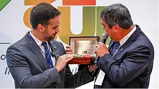 Riedel devolve bandeira do RS encontrada em escombros