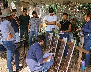 Acadêmicos da Unigran estudam agrárias na prática