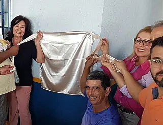 Prefeita homenageia primeiro vereador cadeirante com entrega de quadra reformada