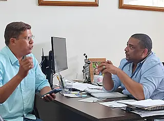 Dill se reúne com novo secretário e pede três escolas