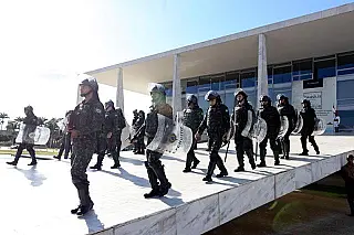 Temer recua e revoga decreto que autorizou Forças Armadas na Esplanada