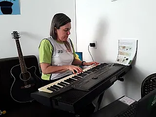 Alunos do Sesi aprendem a manipular instrumentos musicais em aula a distancia
