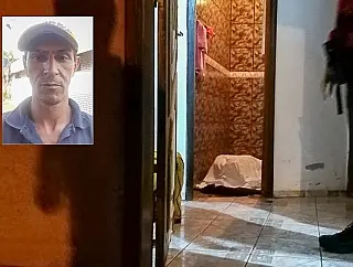 Homem é morto dentro do banheiro, com tiros e facadas, na frente da mãe
