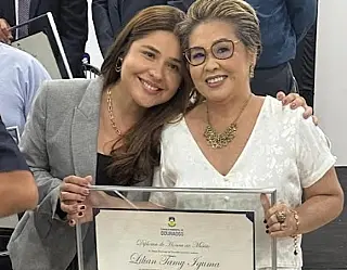 Karla Gomes homenageia Lilian Iguma com Honra ao Mérito