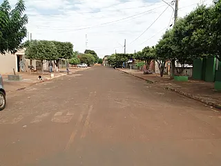Bandidos esfaqueiam homem no pescoço e fogem com motocicleta