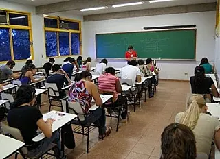 Concursos oferecem cerca de 5.000 vagas e salários até R$ 3,6 mil no Estado