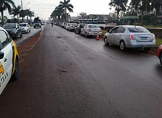 Com fila descomunal, Drive Thru da vacina garante aplicação de mil doses neste sábado