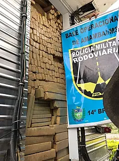 Polícia apreende quase 2 toneladas de maconha escondida em fundo falso de caminhão