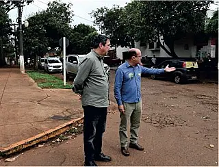 Candidato a vice entrega pedidos a Riedel