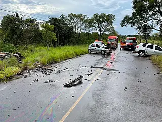 Colisão entre três carros deixa um morto e duas pessoas feridas