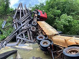 Ponte de madeira desaba e 'engole' carreta com sobrecarga