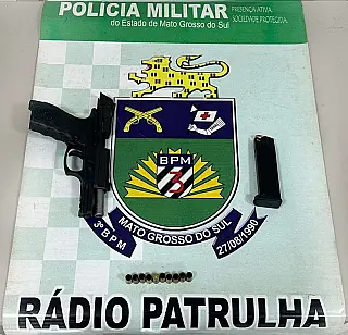 PM apreende pistola e munições em residência após denúncia de disparo em Dourados