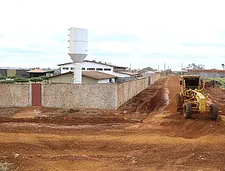 Prefeitura leva patrolamento e cascalho para região nordeste da cidade