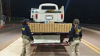PRF apreende 166 kg de cocaína em fundo falso de Kombi