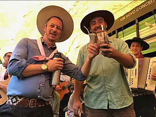 Dupla gaúcha grava música sobre o tereré