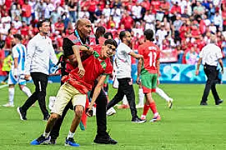 Argentina x Marrocos é marcado por gafe histórica com invasão, interrupção e gol anulado