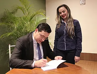 Professor lança na Unigran livro sobre a aposentadoria de transexual