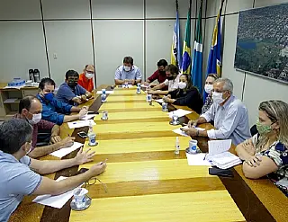 Câmara se reúne com deputado para discutir impactos de decretos à economia