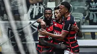 Flamengo goleia Atlético-MG e segue na liderança do campeonato
