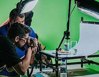Perfil criativo move atuação profissional em publicidade e design de interiores