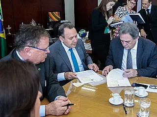 Ministro cede áreas para produção de tilápias no Estado