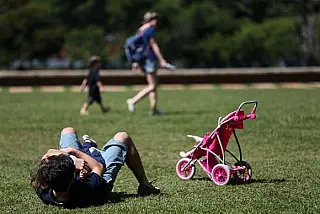 Desigualdade na criação dos filhos é reforçada com duração de licença-paternidade