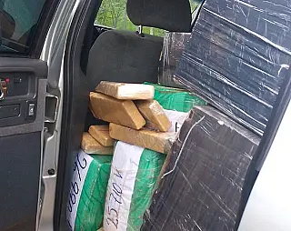 Após perseguir caminhonete, Polícia apreende munições e drogas