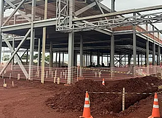 Sicredi leva autoridades para contemplar obra do Hospital