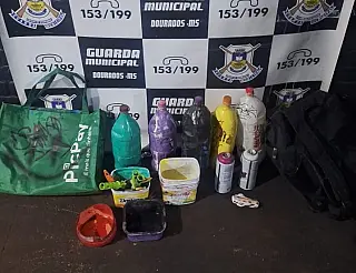 Menores são flagrados pichando patrimônio público