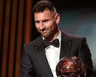 Messi recebe a oitava Bola de Ouro