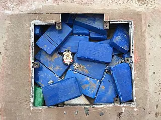 Caminhão com placas da Capital é apreendido pela PF transportando 400 kg de cocaína