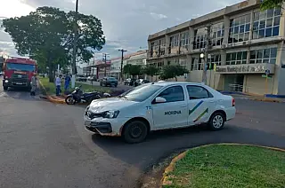 Duas mulheres ficam feridas após colisão entre carro e moto
