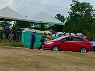 Carro vermelho agita acampamento bolsonarista